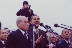 佐藤首相を羽田で迎える屋良主席.jpg